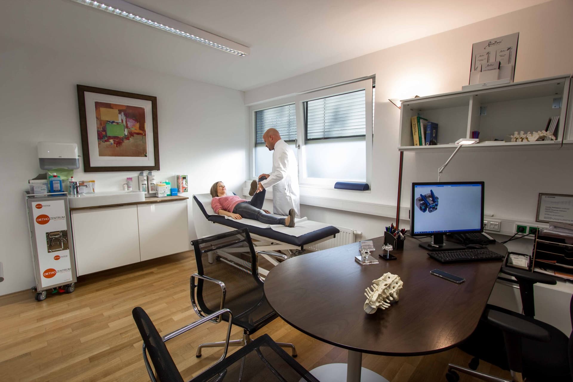 Dr. Hofmann bei der Untersuchung in der Ordination